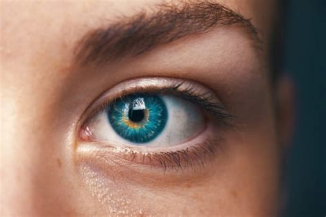 Olho direito Tremendo: Significado Espiritual e Superstição .
